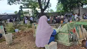 Nyekar-Warga-Kabupaten-Tuban-melakukan-tradisi-nyekar-di-makam-keluarga.jpg