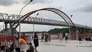 PRAKIRAAN-CUACA-PALANGKARAYA-Warga-di-wisata-Jembatan-Kahayan-Palangkaraya.jpg