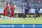 striker-arema-fc-dedik-setiawan-merayakan-gol-ke-gawang-persiba-di-stadion-kanjuruhan_20170818_184735.jpg