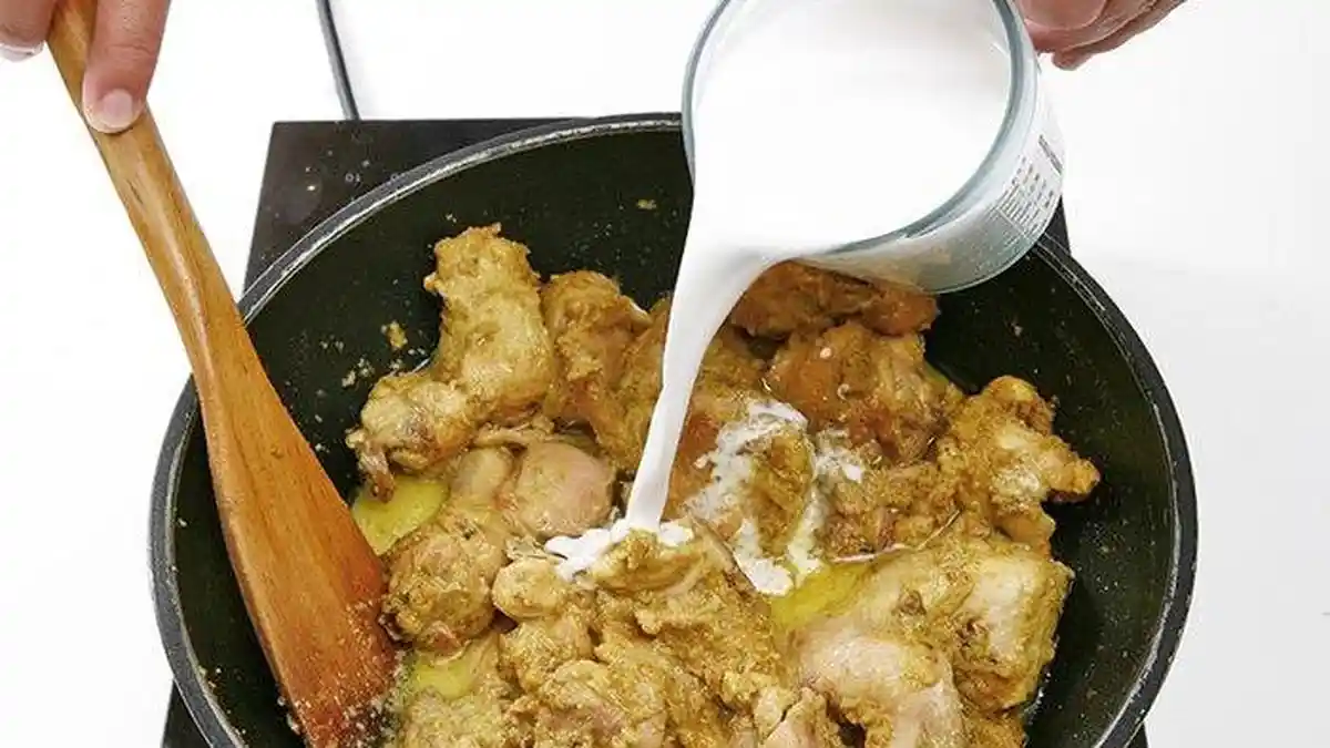 Cara Memasak Opor Ayam Lezat Menurut Chef Profesional, Pastikan Bumbu Meresap Sempurna