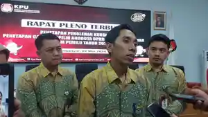 Ketua-KPU-Kabupaten-Karanganyar-Daryono-saat-pleno-5.jpg