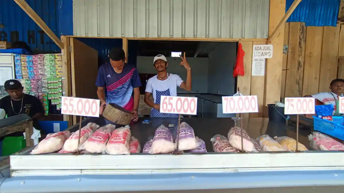 Harga Daging Ayam di Pasar Langgur Maluku Tenggara Naik Tipis