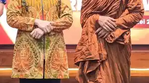 Khofifah-Indar-Parawansa-menyambut-57-Bhikkhu-lintas-negara-yang-menjalankan.jpg