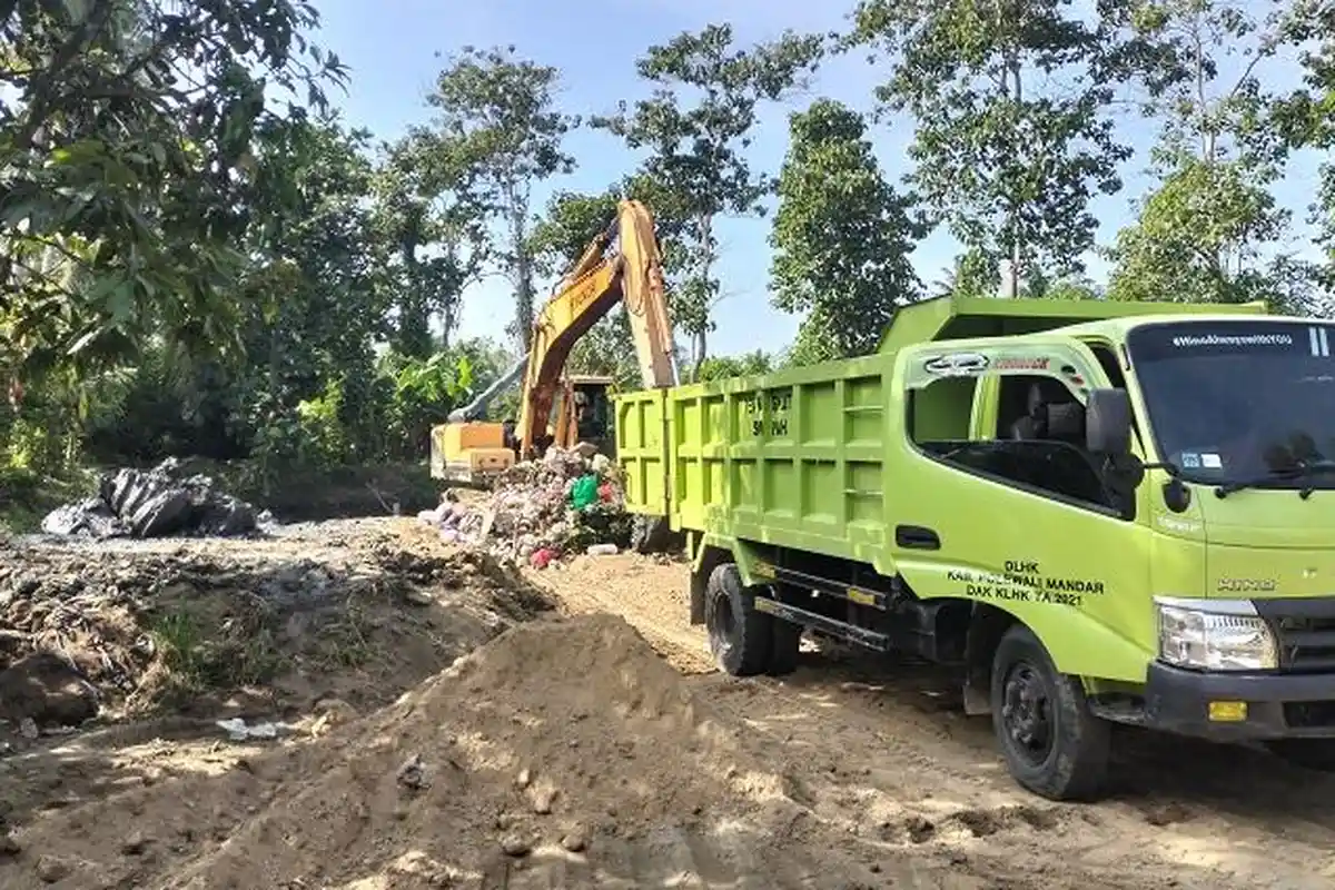 Warga Matakali Polman Mulai Resah, Bau Busuk Sampah Menyengat
