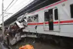 Evakuasi Gerbong KRL yang Ditabrak KA Argo Bromo Anggrek