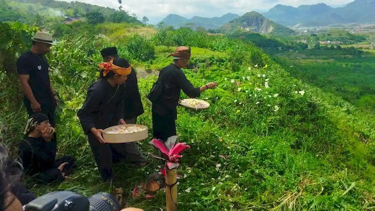 Doa dan Tabur Bunga, Ritual Sakral Warga Adat Cireundeu Kenang Longsor Sampah TPA Leuwigajah