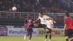 Gelandang-Borneo-FC-Adam-Alis-Setyano-melompa.jpg