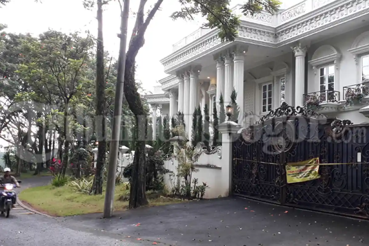 3 Tahun Tinggal Berdampingan, Tetangga Bos First Travel Baru Lihat Wajah Anniesa Di Sidang