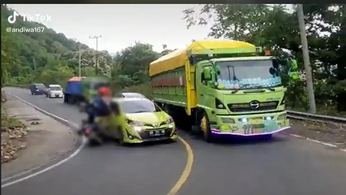 Belajar dari Video Tabrakan Mobil vs Motor di Jalan Menikung, Kenali Arti Setiap Bentuk Marka Jalan