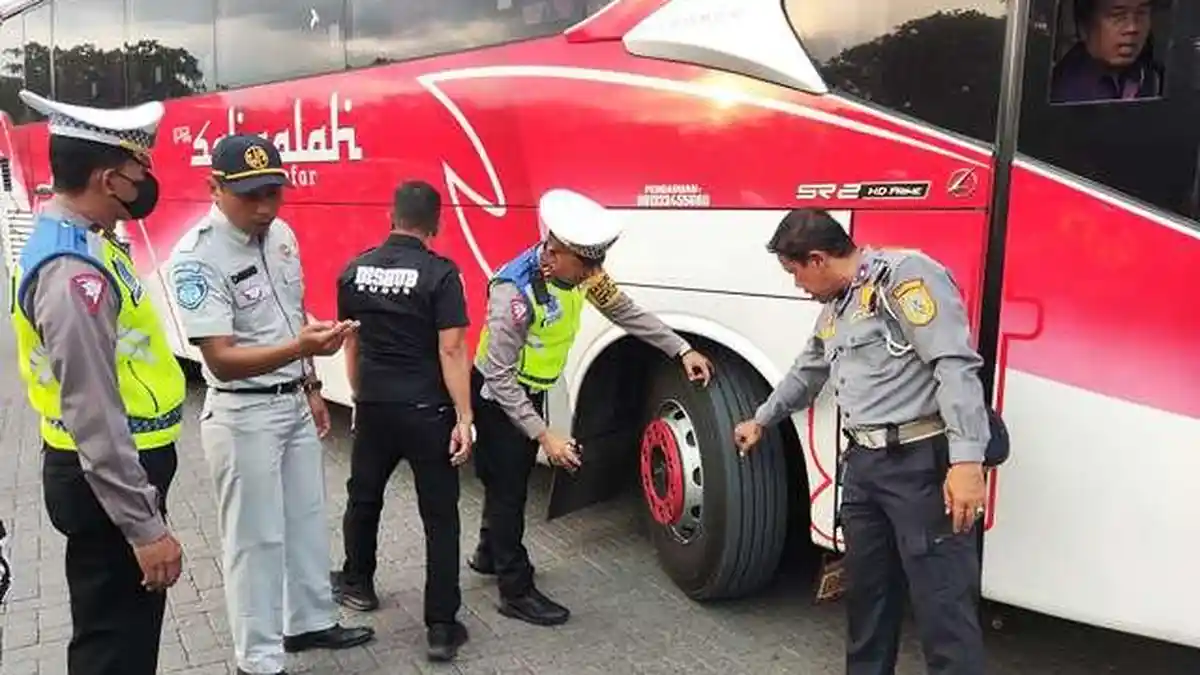 Satlantas Polres Kudus dan Dishub Kudus Lakukan Ramp Check Armada Bus AKAP