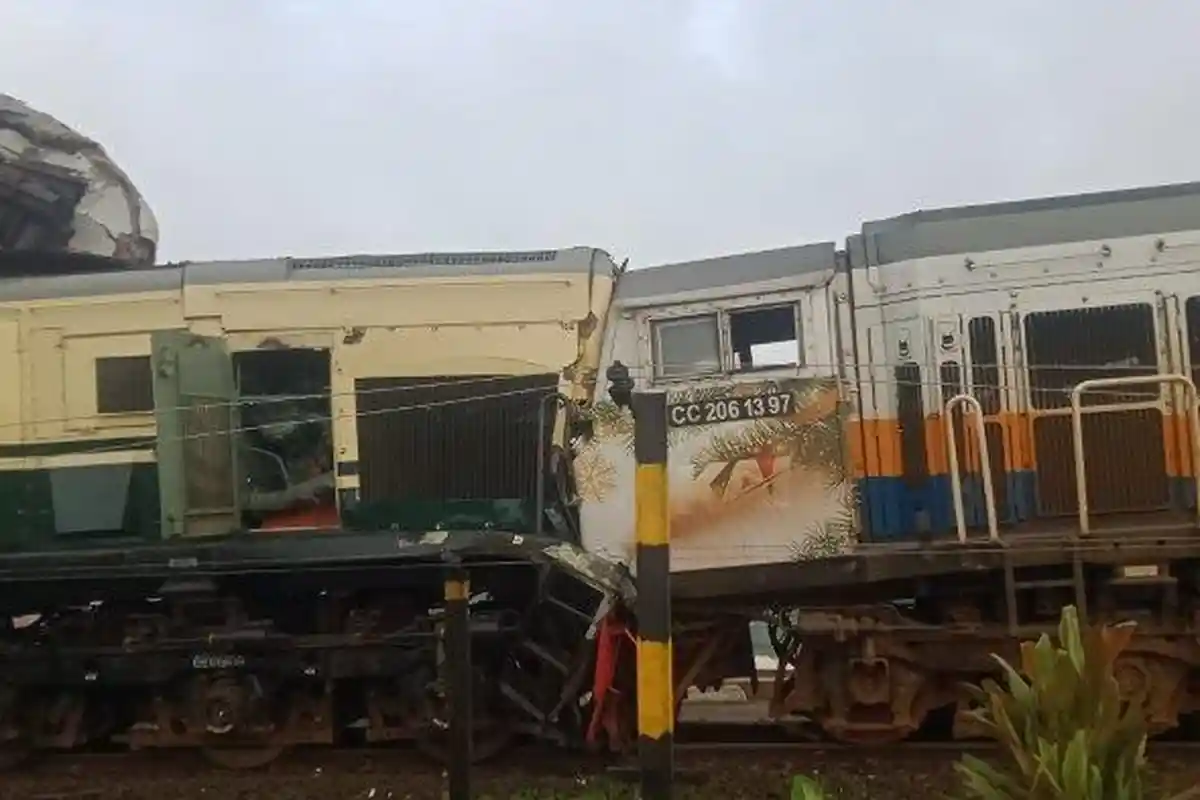 Detik-detik Dua Kereta Api Tabrakan di Bandung, Tiga Orang Tewas Lokomotif Kereta Hancur