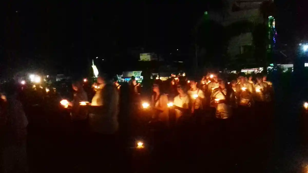 Malam Waisak, Ratusan Umat Buddha Bermeditasi di Taman Fort Rotterdam