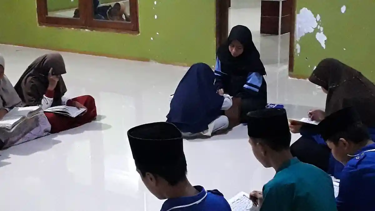 Mahasiswi UIN Walisongo Adakan Bimbingan Ngaji untuk Anak-Anak Blok Lungkoneng Indramayu