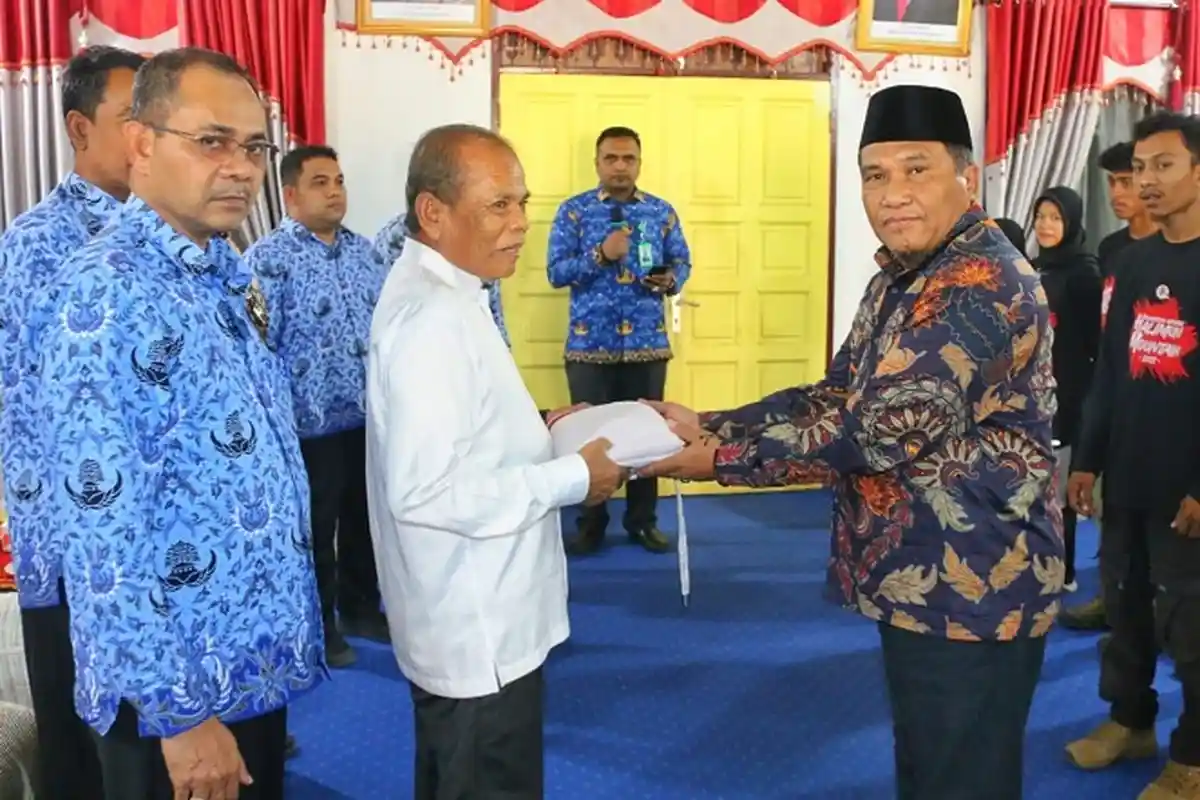 Apa Karya Terima Bendera Merah Putih dari Pj Bupati Pidie, Dikibarkan di Gunung Halimun Saat HUT RI