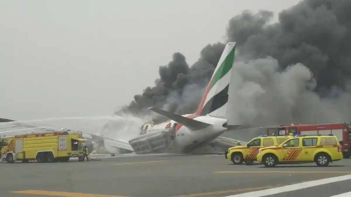 Pesawat Emirates Dilalap Api Usai Mendarat Darurat di Dubai