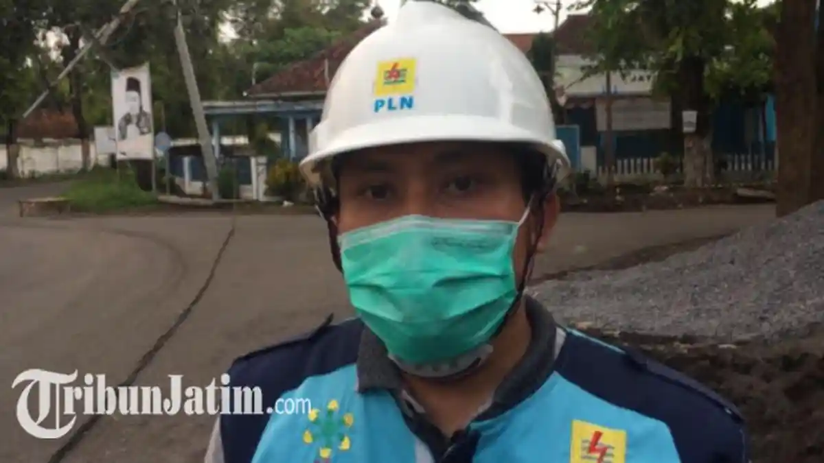 6 Tiang Listrik di Lumajang Ambruk hingga Timpa Mobil, Manager PLN: Belum Bisa Pastikan Penyebab