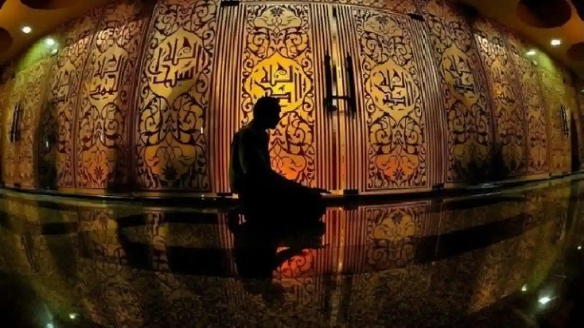 Hukum Mengerjakan Sholat Sunnah Qobliyah Subuh dan Bacaannya