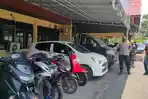 Barang-bukti-sepeda-motor-dan-mobil-yang-diamankan-selama-Operasi-Jaran-Intan-2022.jpg