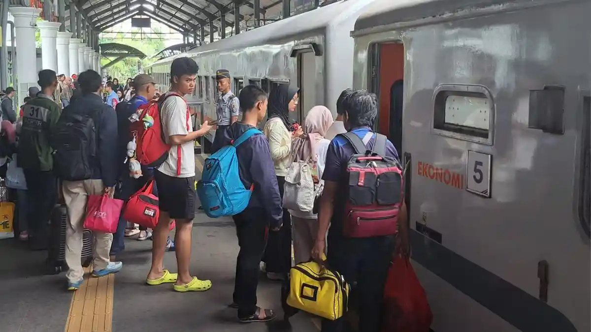 Manfaatkan Layanan Kereta Api, Ribuan Pemudik Sudah Tinggalkan Surabaya Menjelang Lebaran 2026