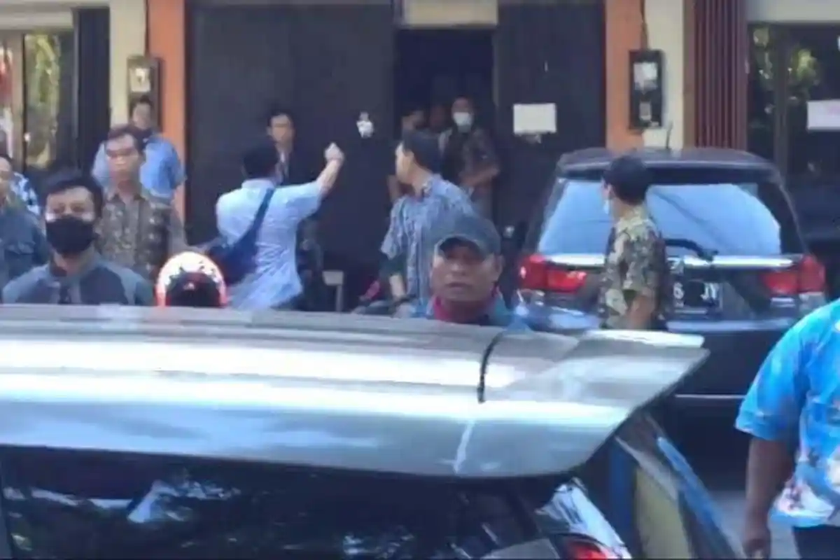 Debt Collector Baku Hantam dengan Driver Ojol Masalah Kredit, 3 Korban Dilarikan ke RS