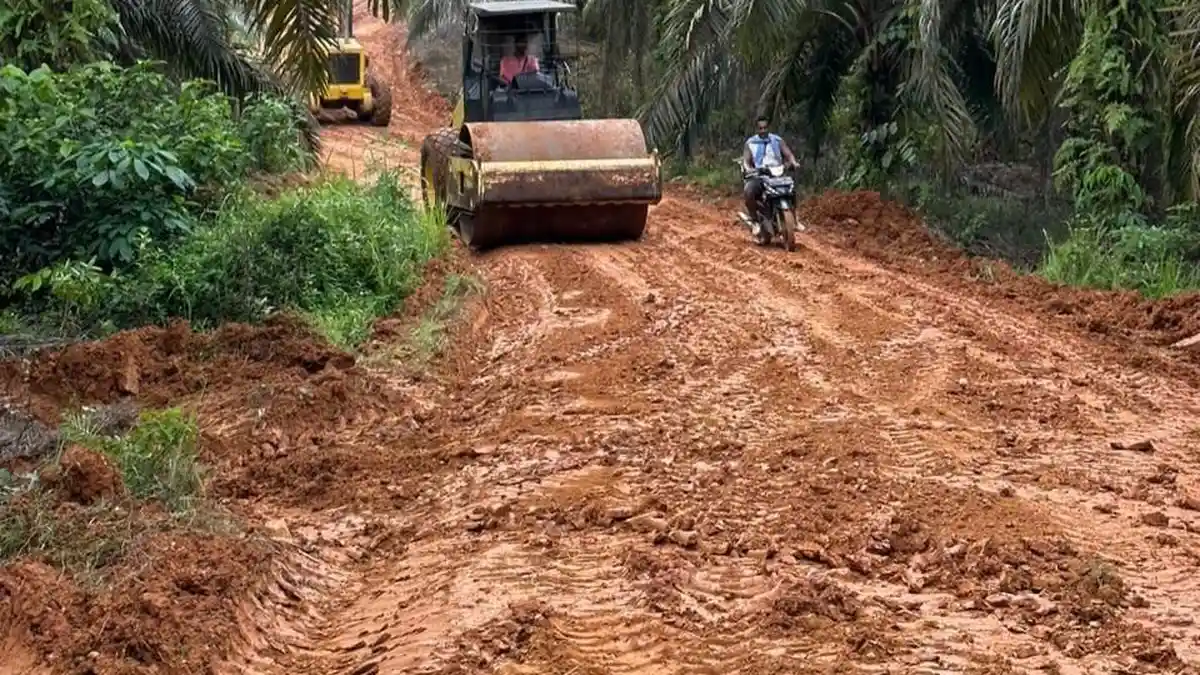 3,6 Kilometer Jalan Desa Direhab PTPN IV Regional 4