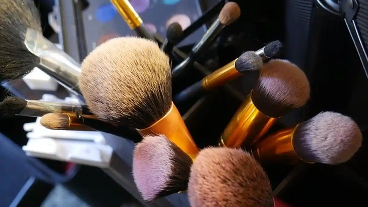Mengapa Membersihkan Kuas Make Up Secara Teratur Sangat Penting ?, Ini Alasannya