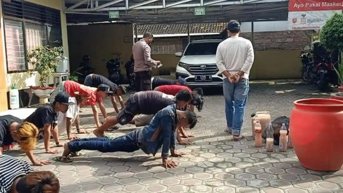 Lagi Asyik Pesta Miras, 17 Pemuda Ini Kalang Kabut saat Digerebek Petugas Kepolisian