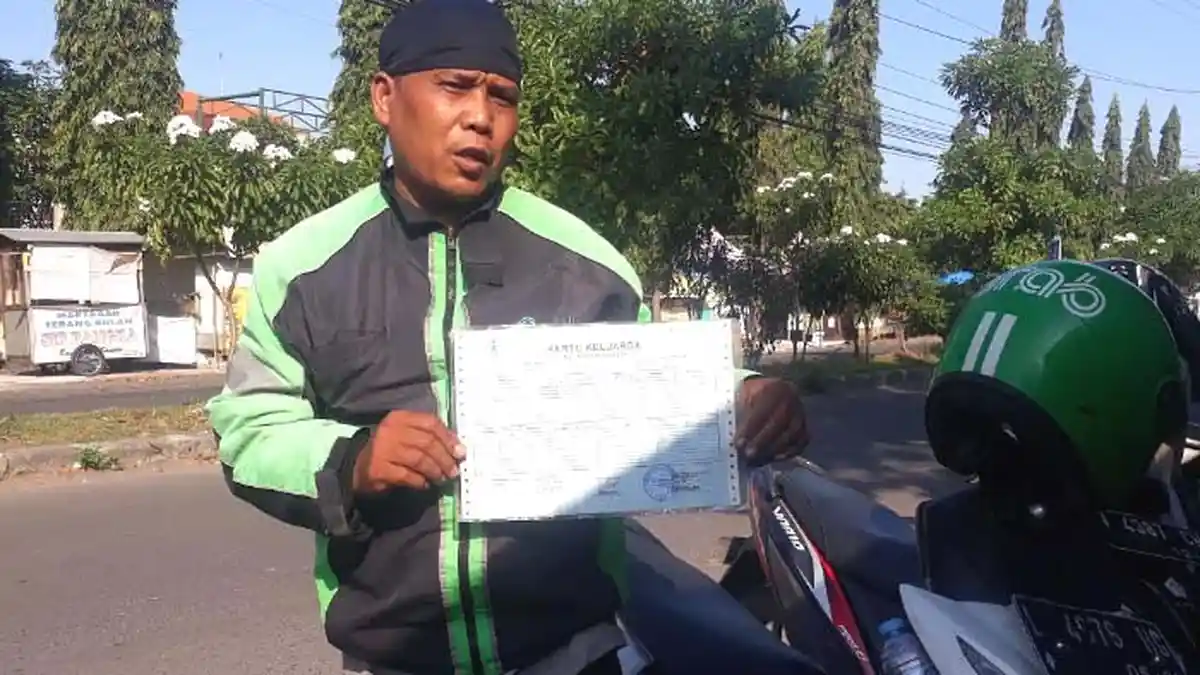 Kisah Pilu Diver Ojol di Gresik di Masa Pandemi, Terpaksa Tidur di Warung demi Bayar Sekolah Anak
