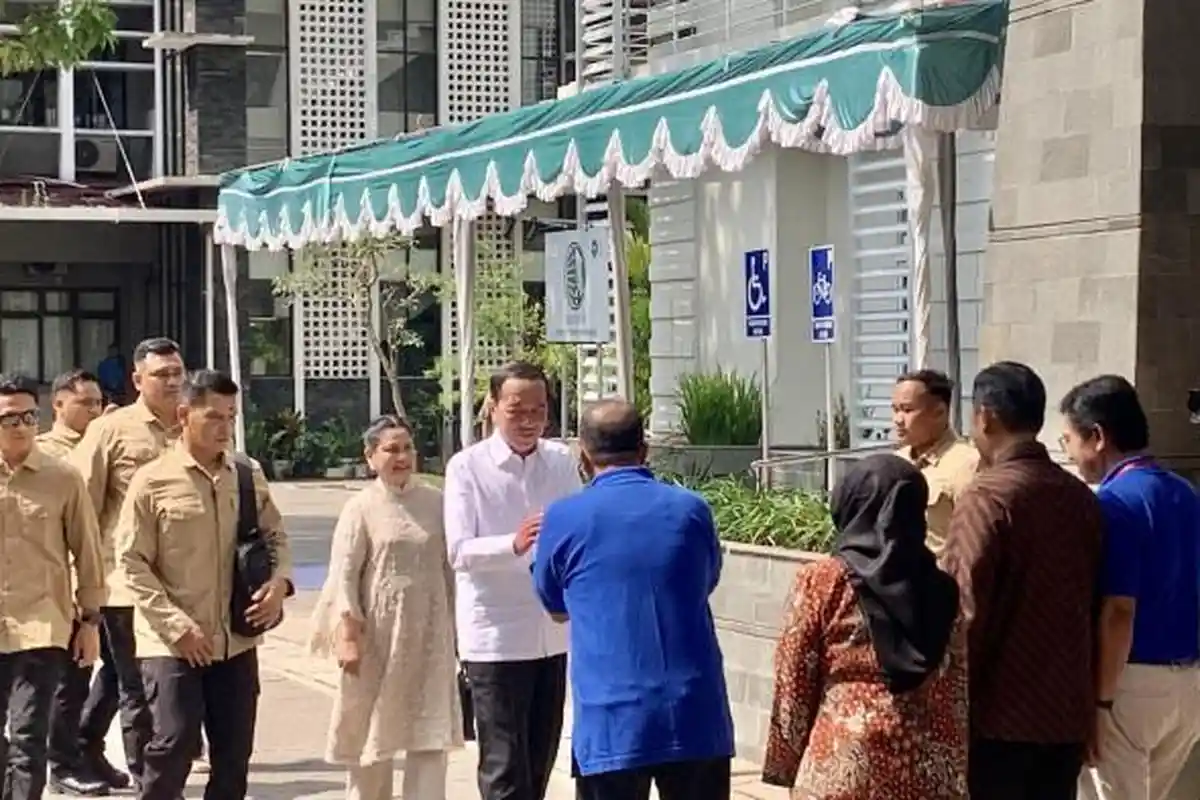 Roy Suryo Cs Dalam Masalah, Jokowi Diakui Alumni UGM