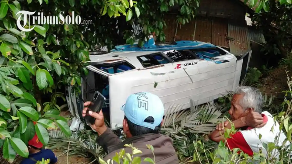 BREAKING NEWS : Mobil Wisatawan asal Demak Terguling di Matesih Karanganyar, Mesin Mati di Tanjakan