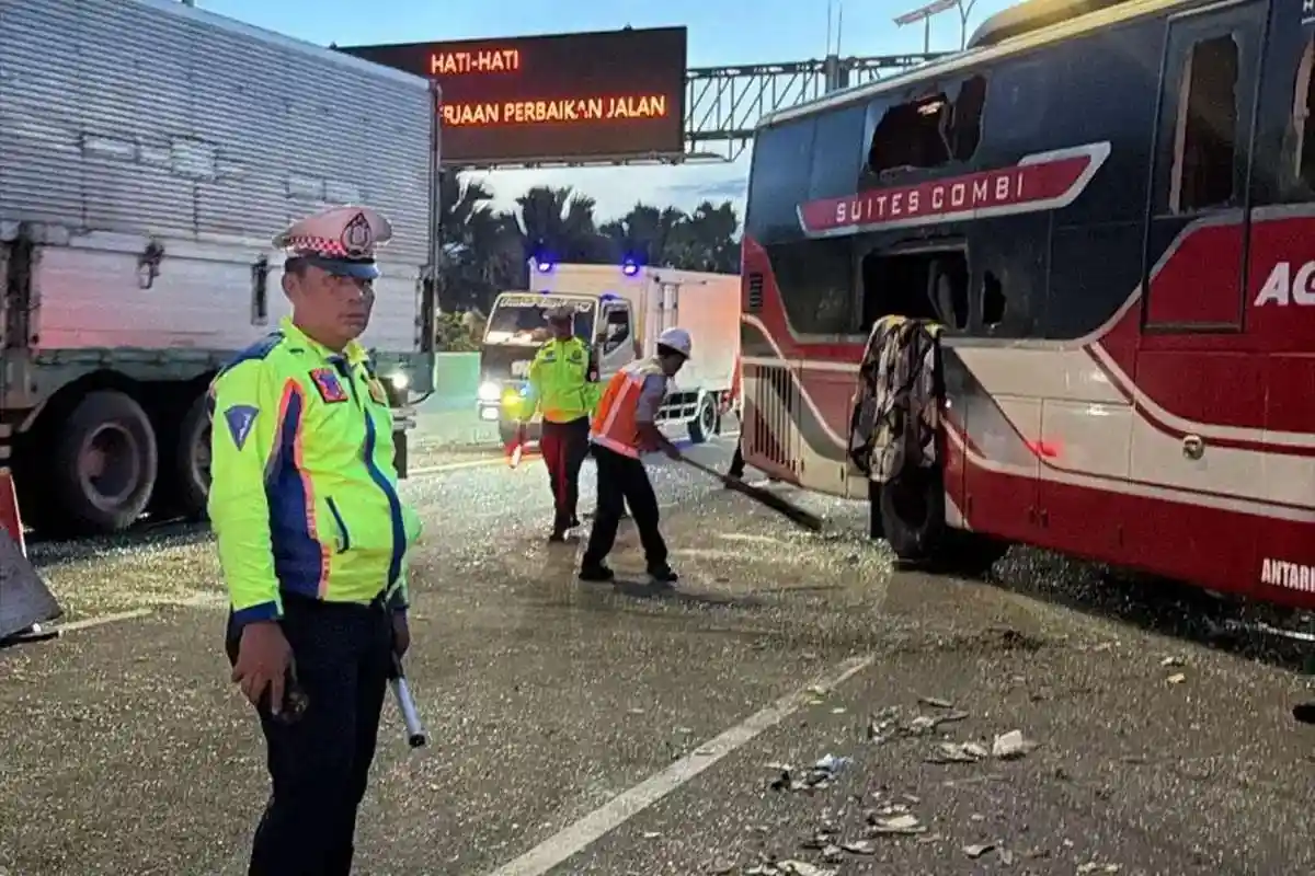 Detik-detik Kecelakaan Beruntun Tiga Kendaraan di Tol Cipali, Lima Orang Tewas dan 33 Lainnya Luka