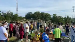 Pemakaman-ulang-mayat-Sutoyo-di-TPU-Sei-Panas.jpg