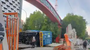 Truk-kontainer-memuat-minyak-goreng-terbalik.jpg