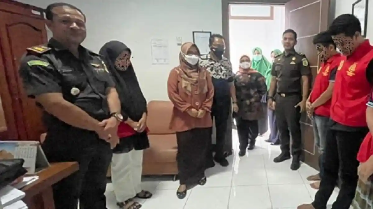 Terbukti Ikhtilath, Mahasiswi Fakultas Kedokteran dan Pasangannya Divonis Maksimal, Dicambuk 30 Kali