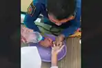 Jari Membengkak Akibat Cincin Mainan, Siswi SD di Ngadiluwih Kediri Minta Bantuan Petugas Damkar
