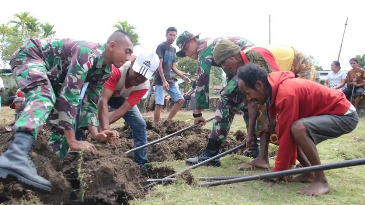 Tingkatkan Ekonomi Warga, Satgas Yonif 132/BS Manfaatkan Lahan Tidur Jadi Kebun Desa