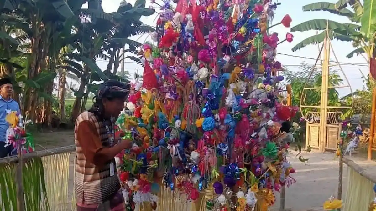    Pasar Kamu Rayakan Hari Anak Nasional, Bagikan 1.000 Bunga Telur