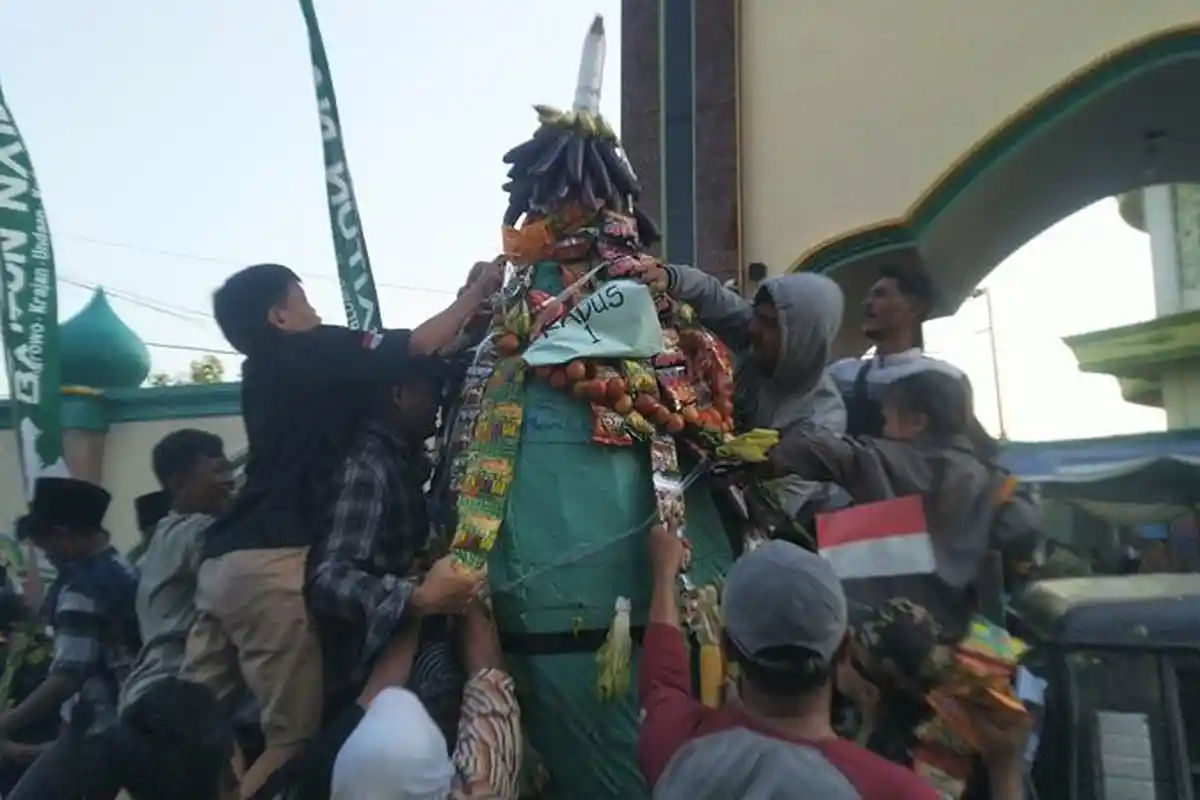 Ratusan Warga Berebut Enam Gunungan Hasil Bumi Ajang Kirab Budaya Desa Karangrowo Kudus