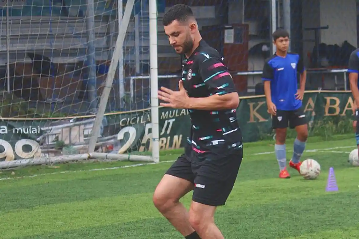 Tak Kembali ke Afganistan setelah Dilepas Persib, Farshad Noor akan Tetap Main di Liga Indonesia?