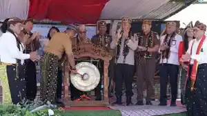 Bupati-Manggarai-Herybertus-GL-Nabit-sedang-memukul-gong-tanda.jpg