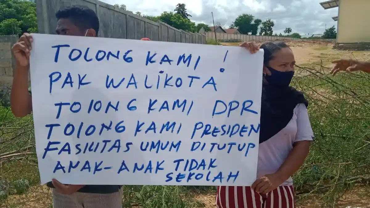 Aksi Protes Warga Kota Kupang Protes Penutupan Akses Publik oleh Pengusaha