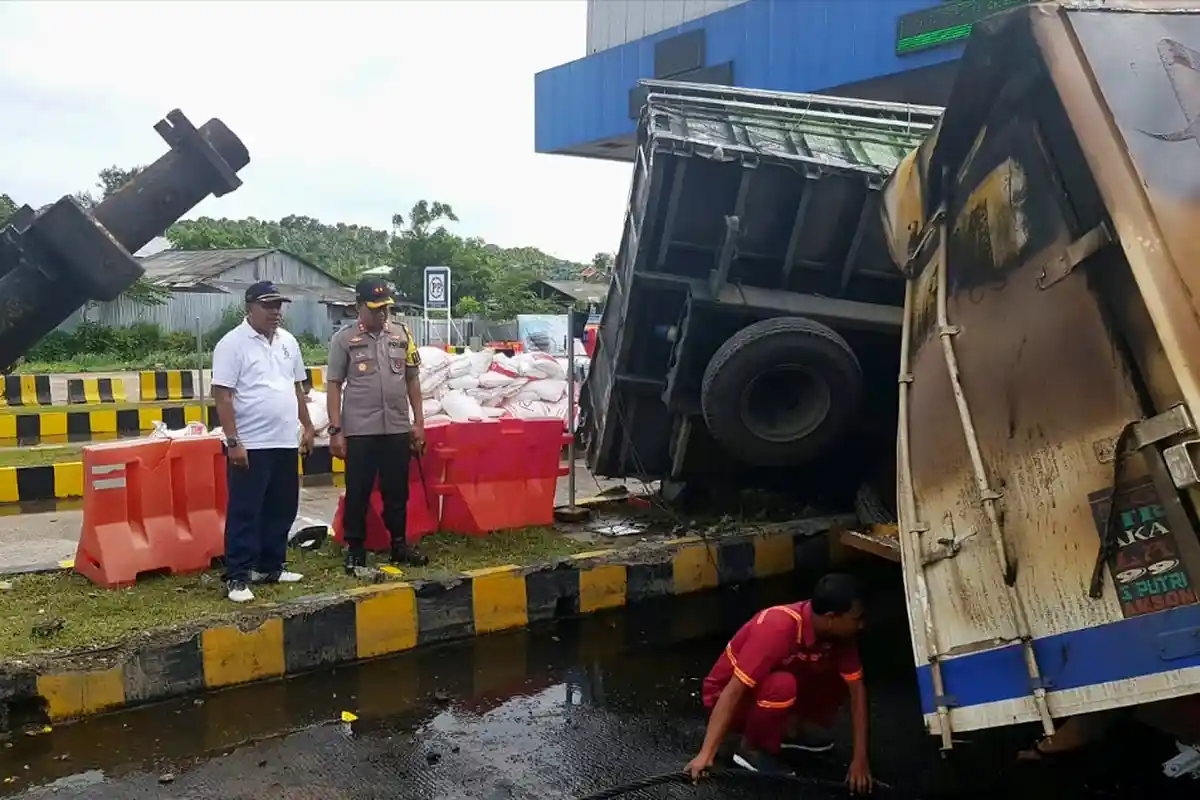 Tabrakan Beruntun Terjadi di Tollgate Bakauheni Libatkan 3 Truk Dini Hari Tadi. 2 Truk Terbakar!