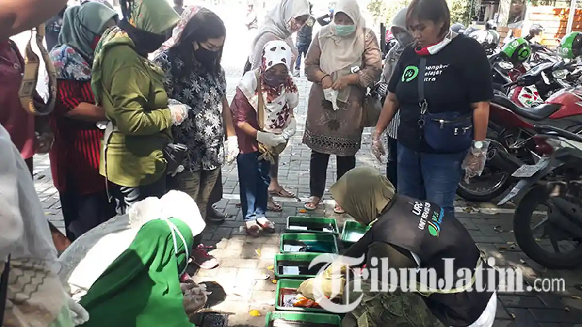 Tingkatkan Pendapatan Saat Pandemi, Istri Driver Online di Gresik Dilatih Membuat Batik