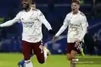alexandre-lacazette-merayakan-gol-pertama.jpg