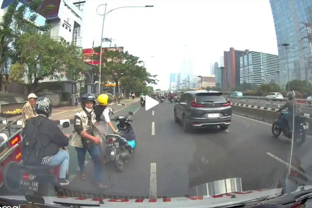 Pemotor Mendadak Adang Ambulans di Jalan, Ternyata Panik Istri yang Diboncengnya Mau Melahirkan