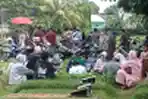 Warga Melakukan Ziarah Kubur di TPU Tegal Alur