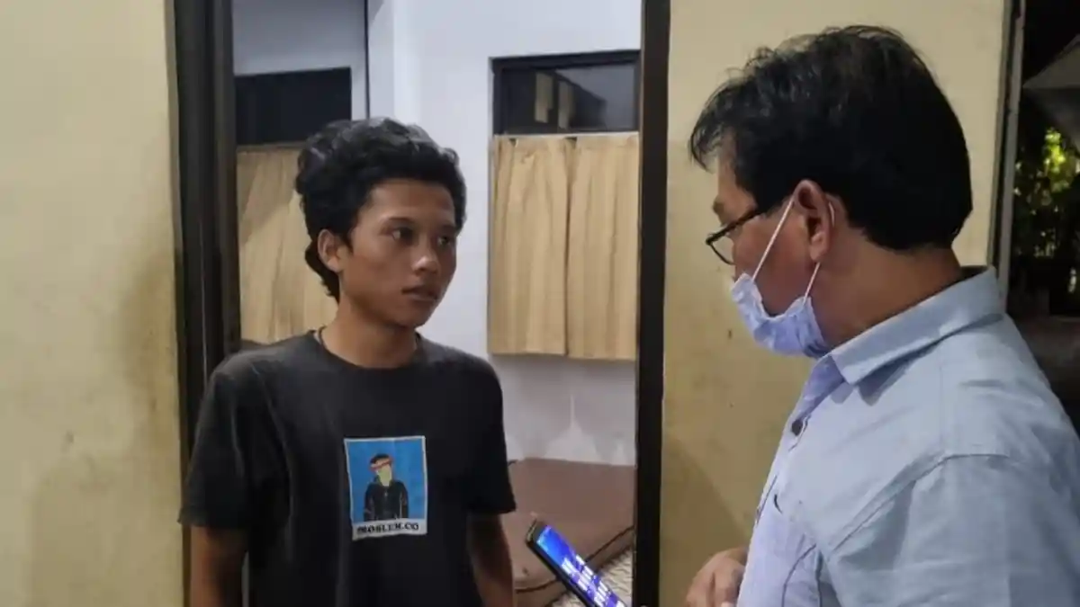 Ada Ular Berbahaya yang Justru Mengawal Andy Pemuda Asal Garut Saat Terapung di Selat Karimata