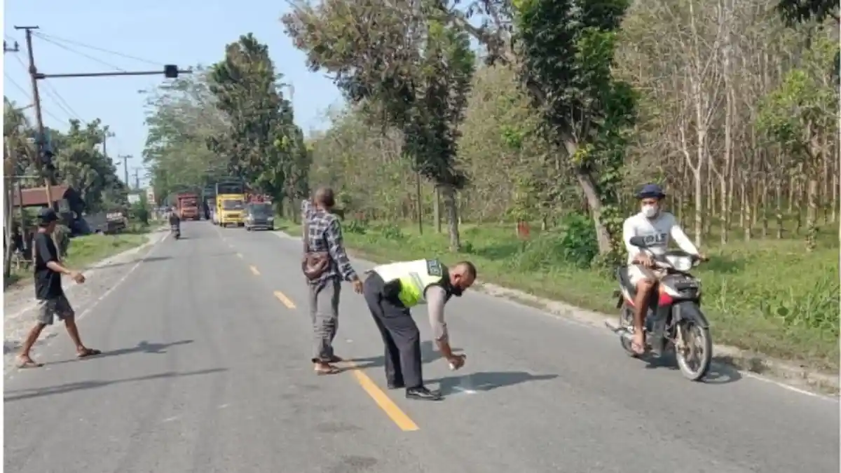 Kurang Berhati-hati, Remaja Perempuan Ditabrak dari Belakang Oleh Pengemudi Grand Max