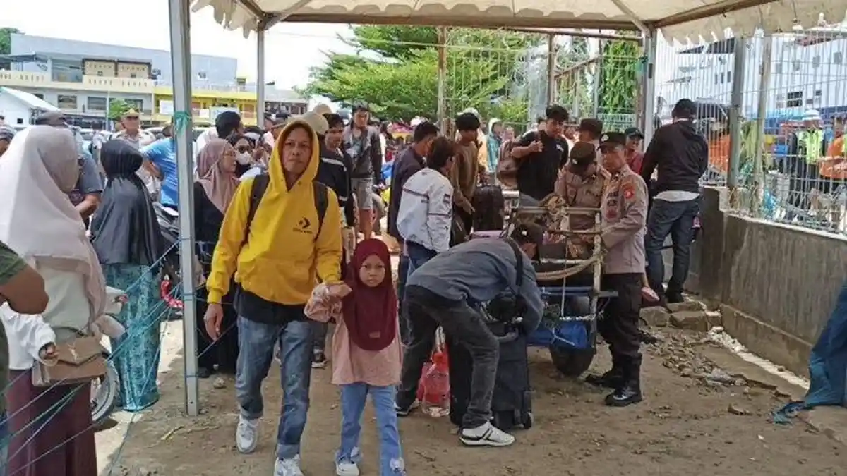 Belum Arus Mudik, Pelabuhan Nusantara Parepare Sudah Dipadati Pemudik Idulfitri 2025
