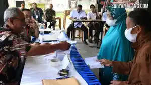 Warga-menggunakan-hak-suara-saat-Pemilihan-Kepala-Desa-Pilkades-Serentak.jpg